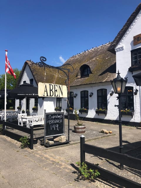 Property building, Restaurant/places to eat, Facade/entrance, Spring, Off site, Summer, Dining area, Autumn, Street view