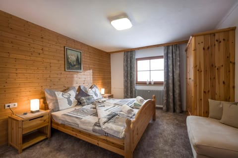 Bed, Photo of the whole room, Seating area, Bedroom, towels