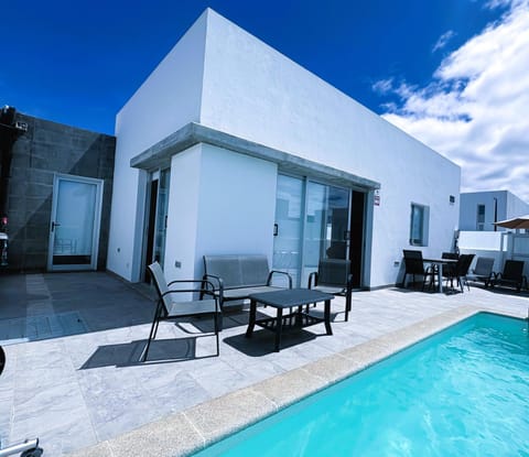 Property building, Off site, Solarium, Swimming pool, sunbed