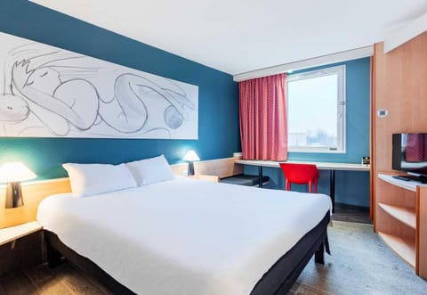 Bed, TV and multimedia, Photo of the whole room, Bedroom