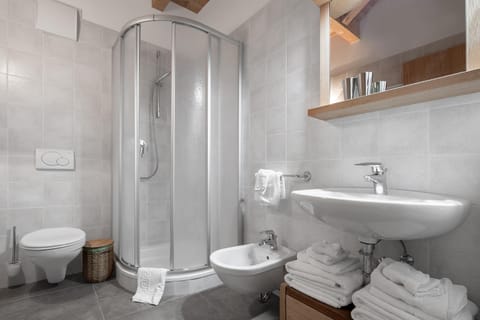 Shower, Toilet, Bathroom, bidet, towels