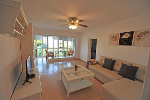 TV and multimedia, Balcony/Terrace, Living room, Dining area, Landmark view, Sea view