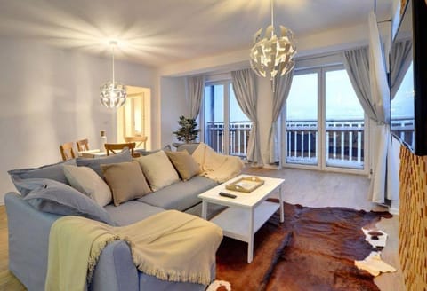 Day, Winter, Living room, Seating area, Mountain view