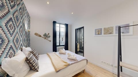 Bed, Bedroom, towels