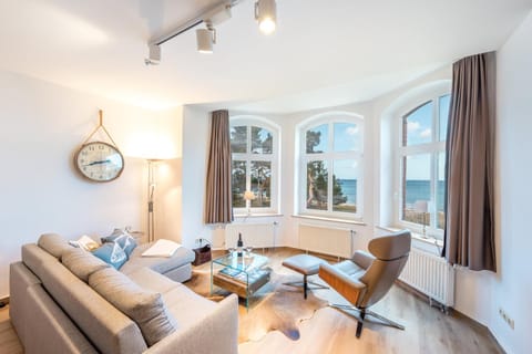 Photo of the whole room, Sea view