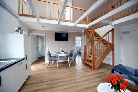 Communal lounge/ TV room, TV and multimedia, Living room, Seating area, Dining area