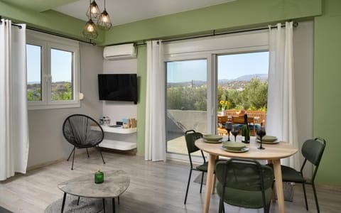 Natural landscape, TV and multimedia, Living room, Seating area