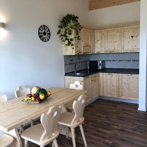 Kitchen or kitchenette, Dining area, Communal kitchen