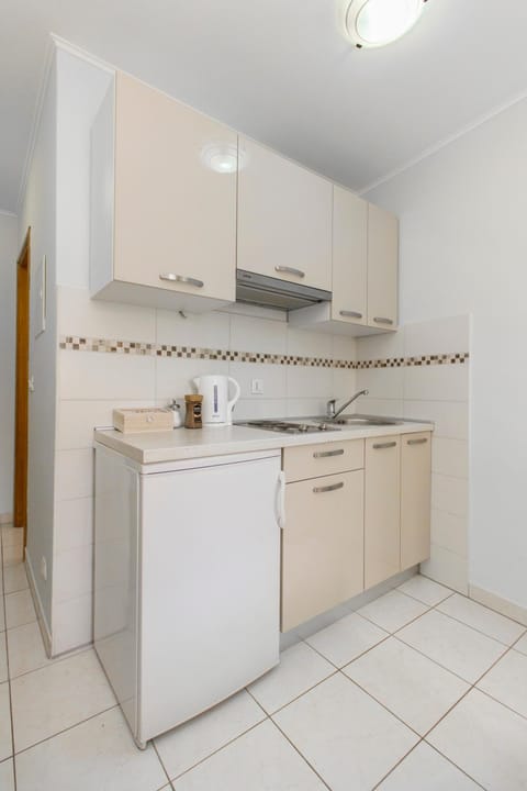 Kitchen or kitchenette, Food, Drinks