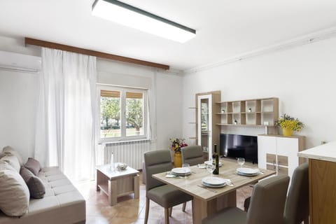 TV and multimedia, Living room, Seating area, Dining area
