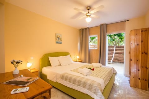 Photo of the whole room, Garden view
