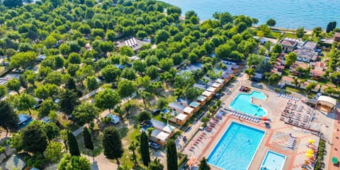 Property building, Bird's eye view, Garden, Lake view, Pool view, Swimming pool