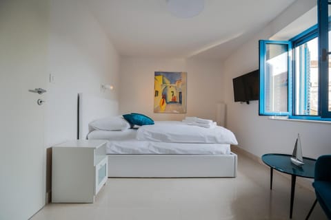 Bed, TV and multimedia, Other, Photo of the whole room, Decorative detail