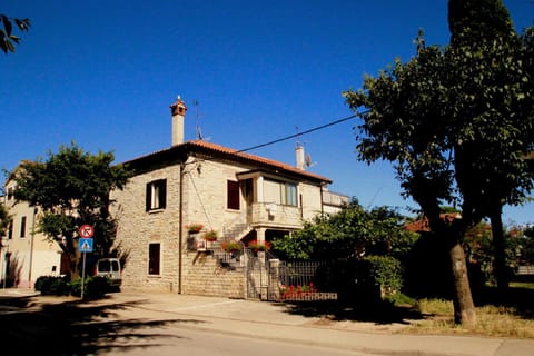Patio, Facade/entrance, Neighbourhood, Garden