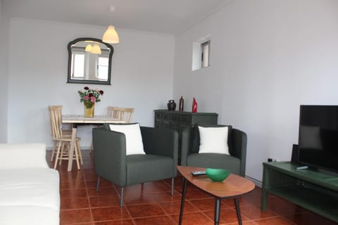 Communal lounge/ TV room, TV and multimedia, Coffee/tea facilities, Living room, Photo of the whole room, Decorative detail, Seating area, Dining area, Pets