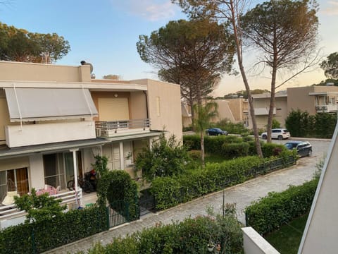 Balcony/Terrace, Street view