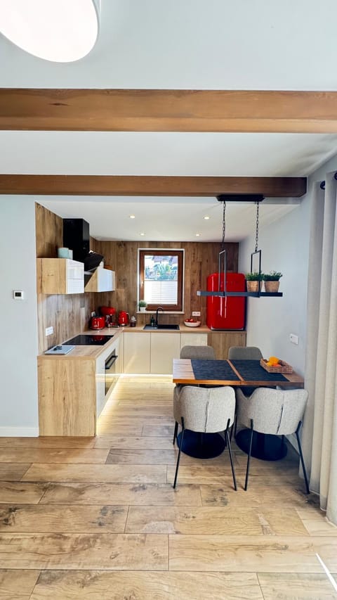 Kitchen or kitchenette, Dining area