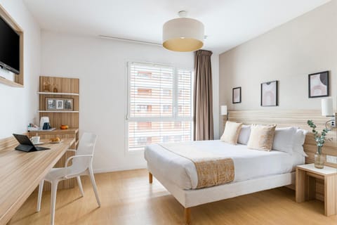 Bed, TV and multimedia, Photo of the whole room, Seating area, Bedroom