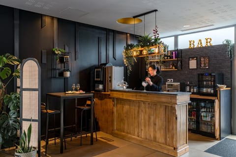 Lounge or bar, Food and drinks