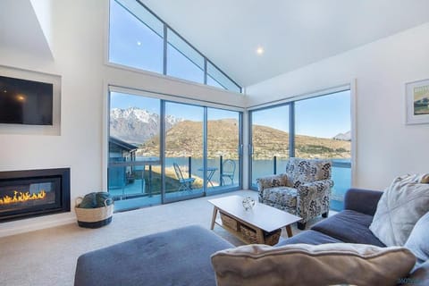 Natural landscape, TV and multimedia, Living room, Seating area, Mountain view