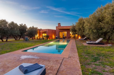 Property building, Facade/entrance, BBQ facilities, Garden, Garden, Swimming pool, Swimming pool