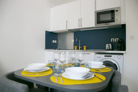 Coffee/tea facilities, Kitchen or kitchenette, Dining area