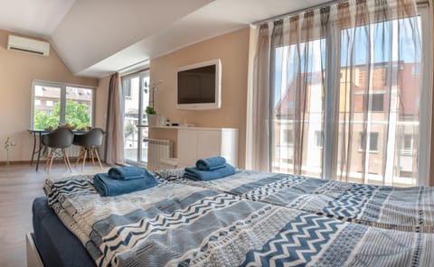 Bed, TV and multimedia, Living room, Photo of the whole room, Seating area, Bedroom, towels, air conditioner