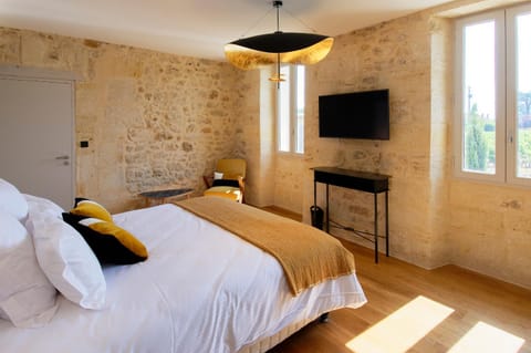Bed, TV and multimedia, Photo of the whole room, Bedroom