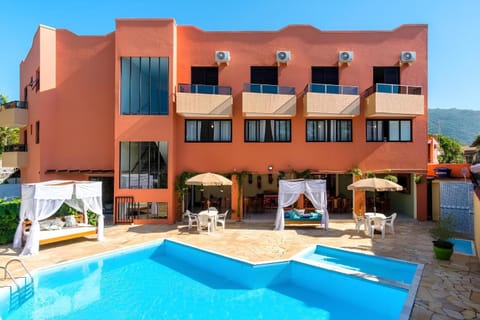 Property building, Patio, Spring, Day, Natural landscape, Mountain view, Pool view, Swimming pool, sunbed, acessibility