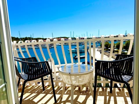 Seafront captain apartment Apartment in Tisno