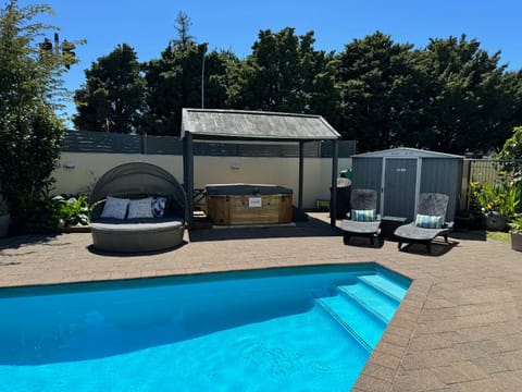 Hot Tub, Swimming pool