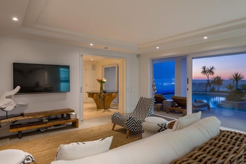 Communal lounge/ TV room, TV and multimedia, Living room, Seating area, Sea view
