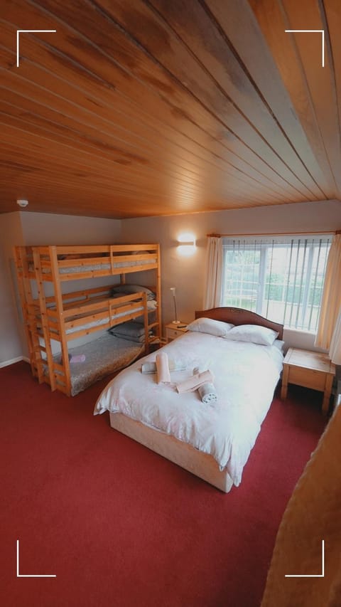 Bedroom, bunk bed