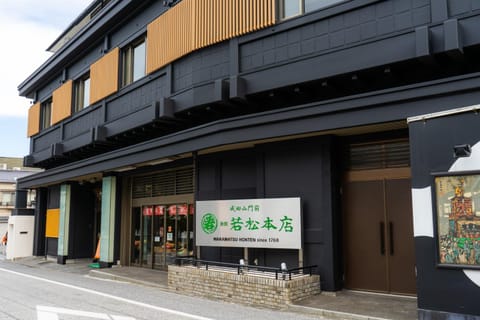Facade/entrance