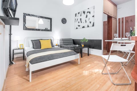 Photo of the whole room, Bedroom