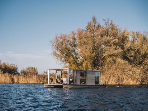 AquaHome - NP de Biesbosch - Bijzonder overnachten op een houseboat! Chalet in Dordrecht