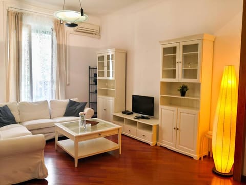 TV and multimedia, Living room, Seating area, air conditioner