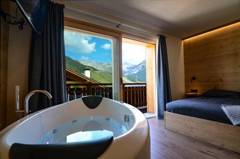 Balcony/Terrace, Mountain view, Bath