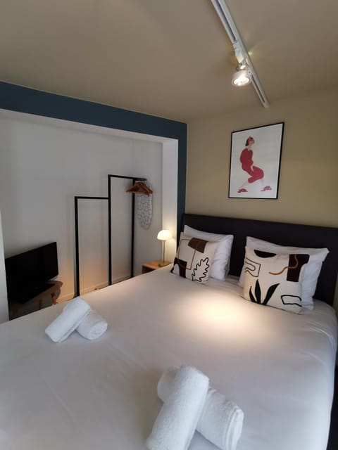 Bed, TV and multimedia, Bedroom