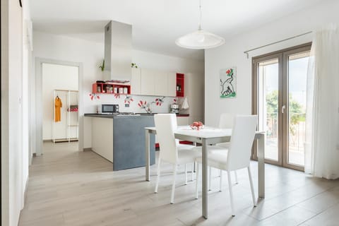 Kitchen or kitchenette, Dining area, dishwasher, stove