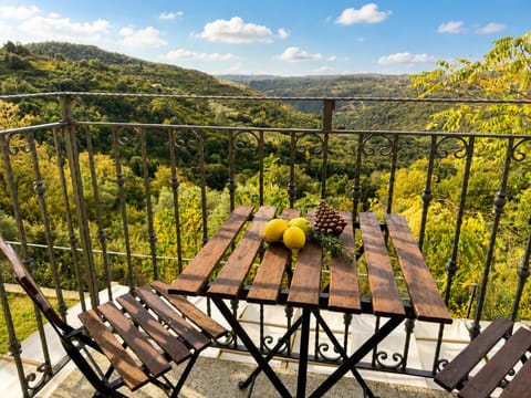 Natural landscape, View (from property/room), Balcony/Terrace, Dining area, Mountain view