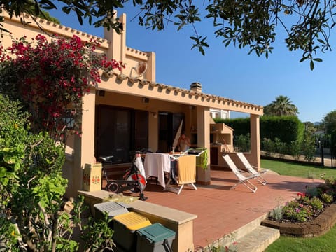 Property building, People, People, BBQ facilities, BBQ facilities, Balcony/Terrace, Balcony/Terrace, Guests, Guests