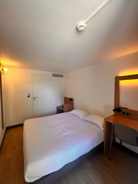 Bed, air conditioner