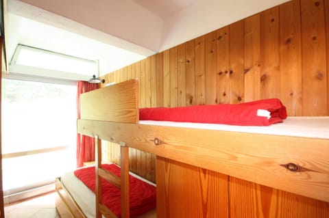 Bedroom, bunk bed