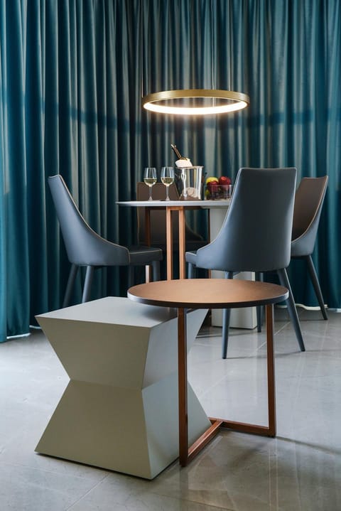 Living room, Food and drinks, Food and drinks, Decorative detail, Decorative detail, Seating area, Dining area, Drinks, Alcoholic drinks