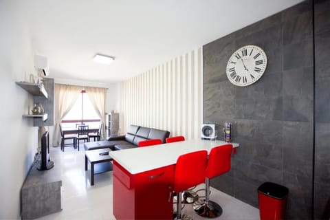 TV and multimedia, Coffee/tea facilities, Kitchen or kitchenette, Living room, Seating area, Dining area