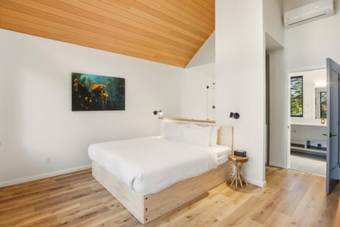 Bed, Photo of the whole room, Bedroom, air conditioner