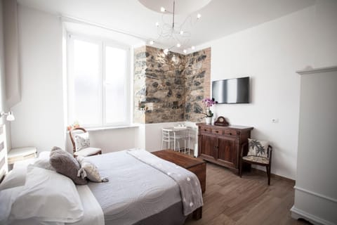 Bed, TV and multimedia, Photo of the whole room, Bedroom