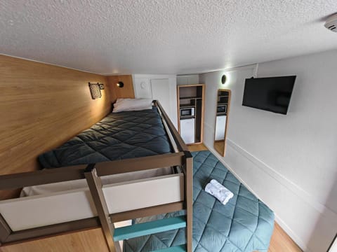 Bed, TV and multimedia, Photo of the whole room, Bedroom