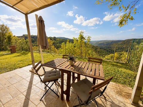 Natural landscape, View (from property/room), Balcony/Terrace, Dining area, Mountain view